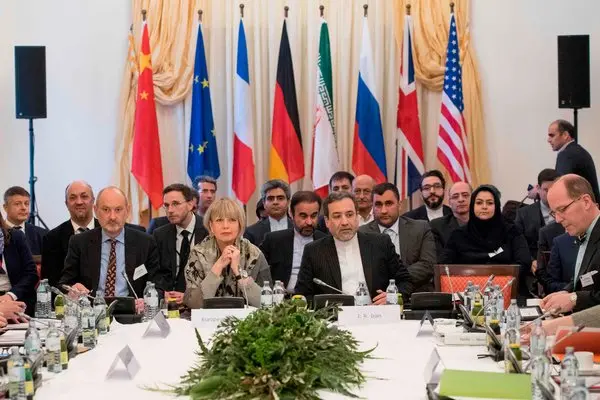 International diplomatic meeting with global powers discussing de‑escalation efforts, reflecting rising US–Iran agreement expectations and their impact on geopolitical stability and global markets.