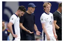 A tense moment on the pitch as Thomas Tuchel gestures sharply toward two England players, capturing the atmosphere of rising pressure and growing Thomas Tuchel criticism after the semifinal collapse.